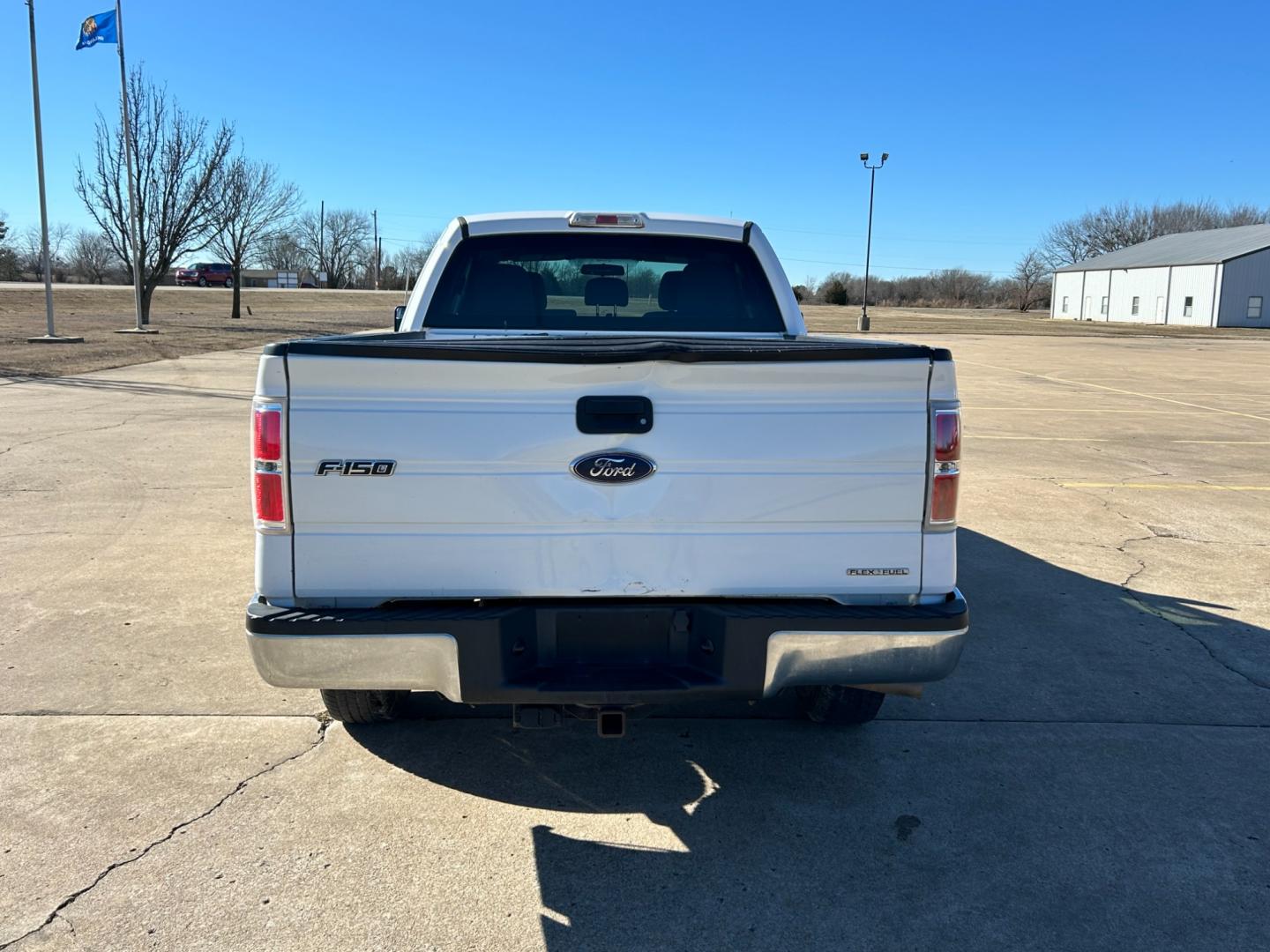 2014 White /Gray Ford F-150 (1FTEX1CM6EK) with an 3.7L V6 DOHC 24V engine, 6-Speed Automatic transmission, located at 17760 Hwy 62, Morris, OK, 74445, (918) 733-4887, 35.609104, -95.877060 - 2014 FORD F-150 XL SUPERCAB 8-ft. BED 2WD 3.7L V6 FEATURES KEYLESS REMOTE ENTRY, POWER LOCKS, POWER WINDOWS, AM/FM STEREO, SIRIUS XM STEREO, CD PLAYER, AUXILLARY PORT, CRUISE CONTROL, TRACTION CONTROL, MULTI-FUNCTIONING STEERING WHEEL CONTROLS. HAS 162,398 MILES WITH 235/75R17 TIRES. CLEAN TITLE AN - Photo#5